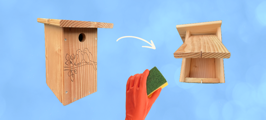Geopend houten vogelhuisje dat na het broedseizoen wordt schoongemaakt